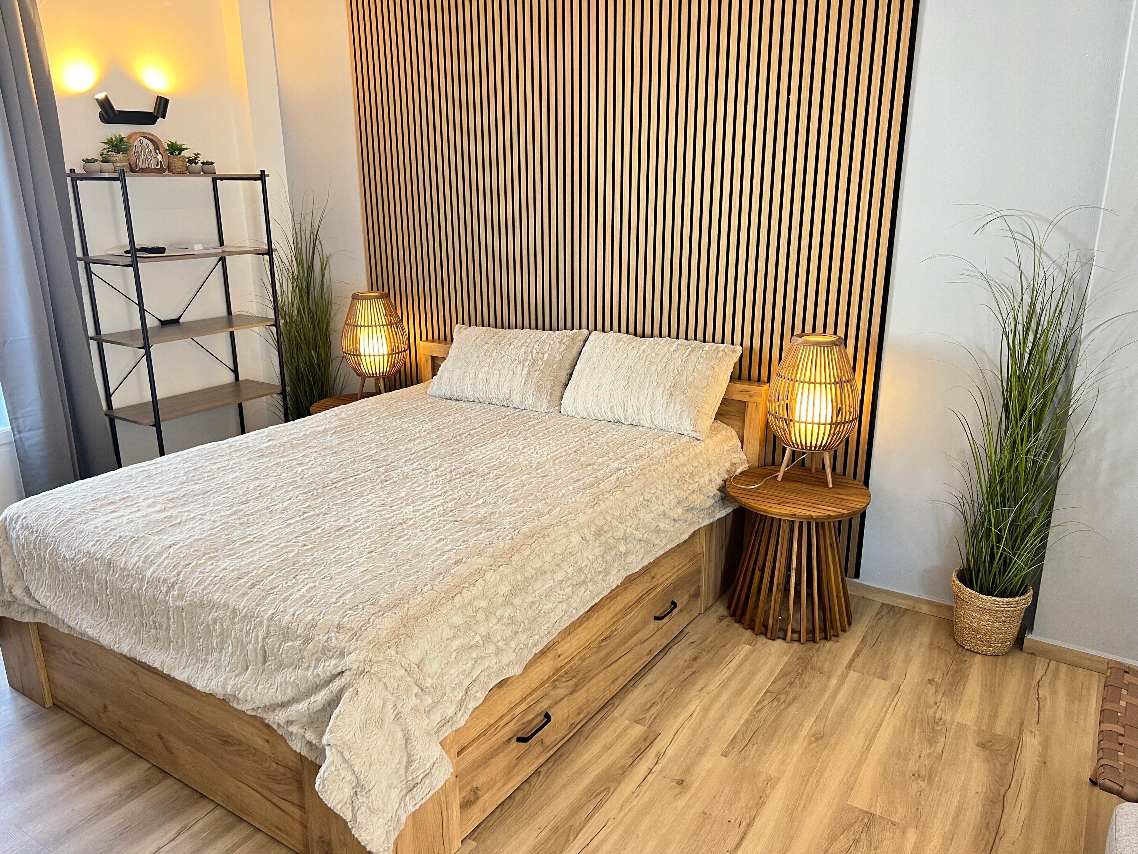 Tabla de planchar con plancha, wifi gratis y ropa de cama 