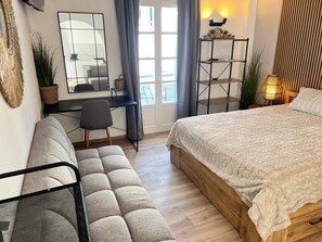 A bedroom with a bed, a desk, a chair, and a sofa. - Studio 'Aeolian Blu 1' with Mountain View, Wi-Fi and Air Conditioning (Paros)