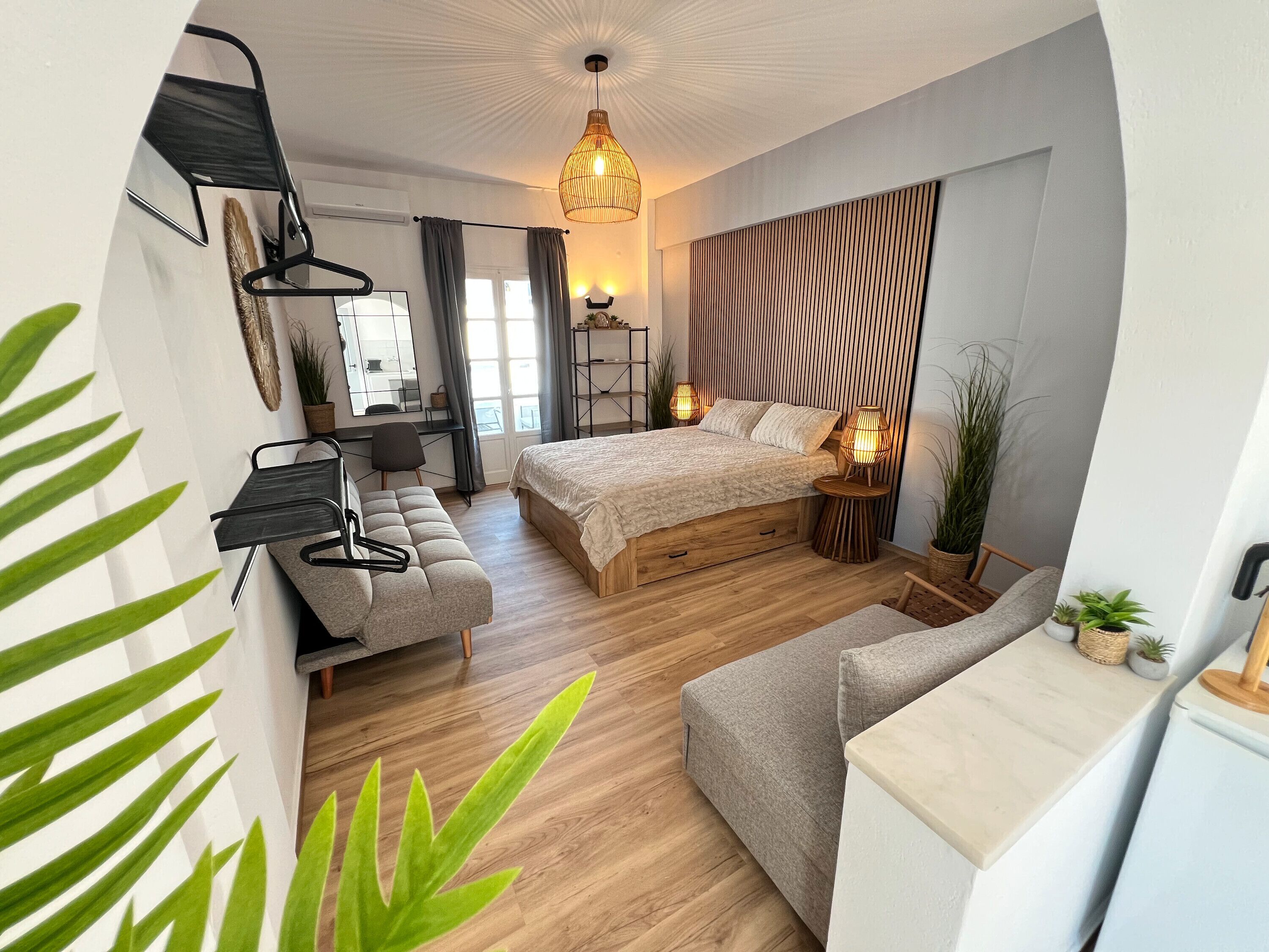 Tabla de planchar con plancha, wifi gratis y ropa de cama 