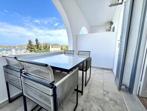 Outdoor dining - Studio 'Aeolian Blu 5' with Sea View, Wi-Fi and Air Conditioning (Paros)
