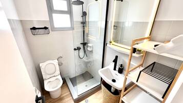 Dusche, Haartrockner, Handtücher
