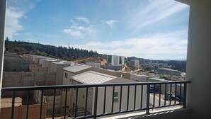 Zona residencial con edificios modernos y vistas a un paisaje montañoso.