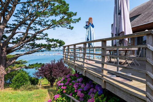 Villa 'Bienvenue Au Paradis' avec vue sur mer, terrasse privée et jardin privé