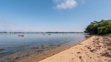 Una spiaggia nelle vicinanze