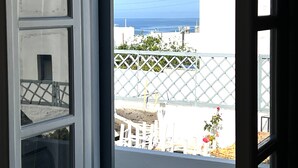 A balcony with a view of the sea, white fencing, and a white building. - Studio 'Aeolian Blu 11' with Sea View, Wi-Fi and Air Conditioning (Paros)