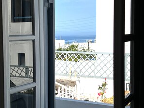 A balcony with a view of the sea, white fencing, and a white building. - Studio 'Aeolian Blu 11' with Sea View, Wi-Fi and Air Conditioning (Paros)