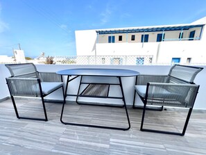 Outdoor dining - Studio 'Aeolian Blu 11' with Sea View, Wi-Fi and Air Conditioning (Paros)