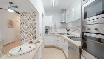 雪櫃、微波爐、焗爐、爐具