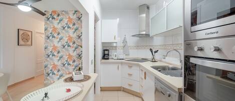 Fridge, microwave, oven, stovetop