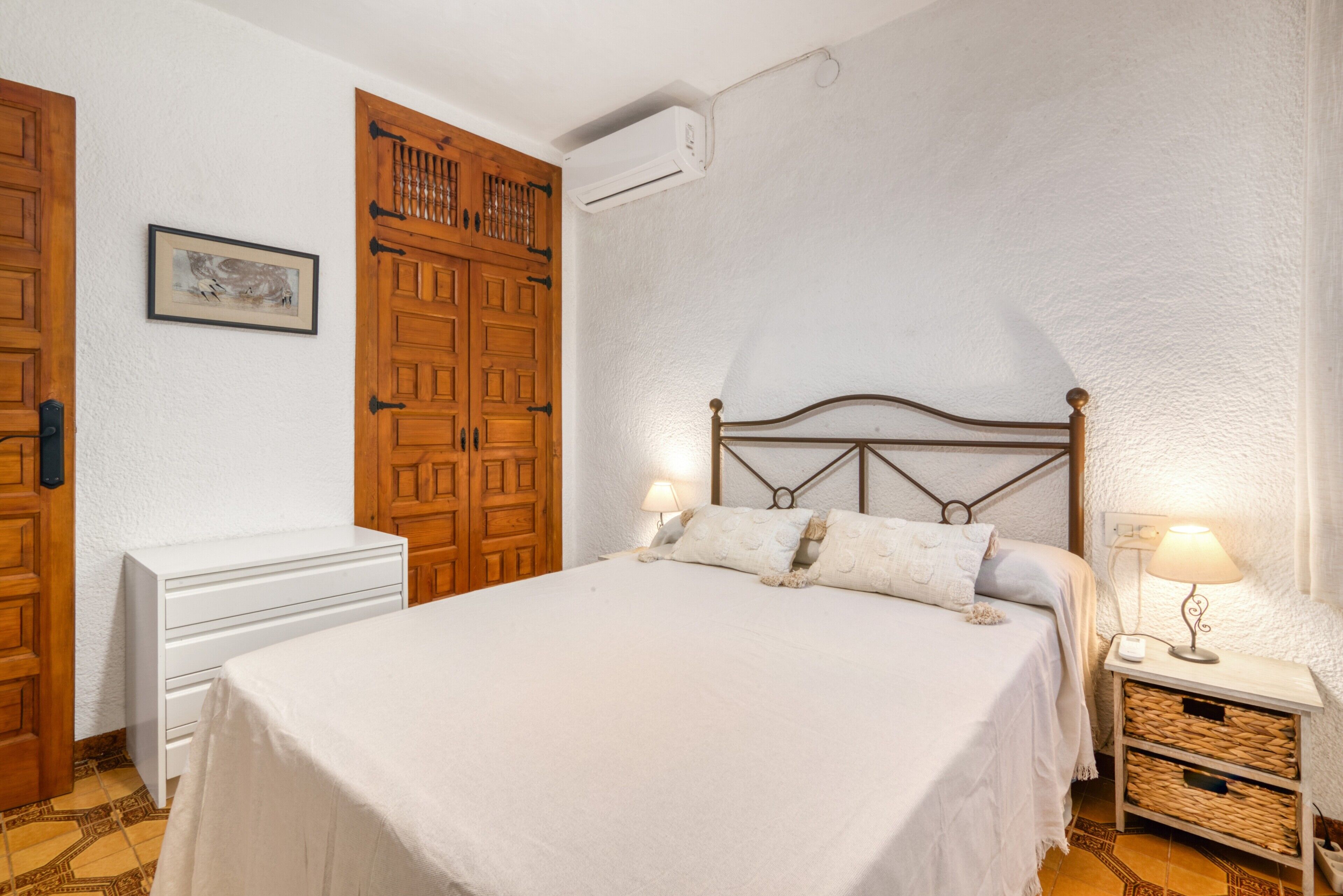 4 bedrooms, iron/ironing board, free WiFi, bed sheets