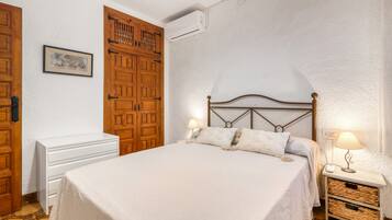 4 bedrooms, iron/ironing board, free WiFi, bed sheets