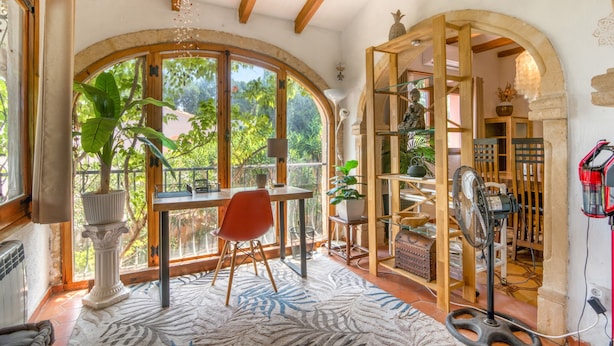 A room with a large arched window, wooden beams, a table with chairs, and a fan. - Los Caños, Mediterranean Villa, bbq, pool, 5min-beach (Jávea)