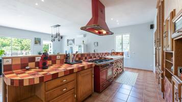 Fridge, microwave, dishwasher, coffee/tea maker