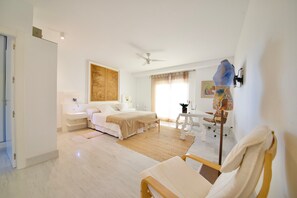 4 bedrooms, iron/ironing board, free WiFi, bed sheets - Villa 'Amarna' with Sea View, Wi-Fi and Air Conditioning (La Herradura)