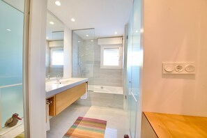 Douche, sèche-cheveux, serviettes fournies