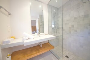 Shower, hair dryer, towels - Villa 'Amarna' with Sea View, Wi-Fi and Air Conditioning (La Herradura)