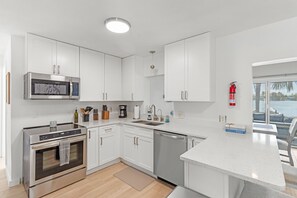 Fridge, microwave, stovetop, dishwasher