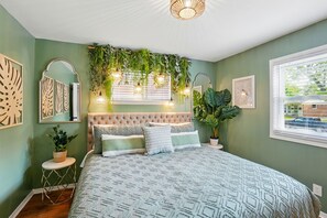 4 habitaciones, escritorio y tabla de planchar con plancha 