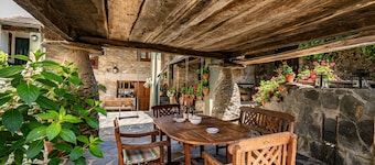 Rural House 'Casa Mario' with Mountain Views, Garden and Wi-Fi