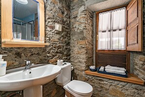 Regadera, secadora de cabello, toallas 