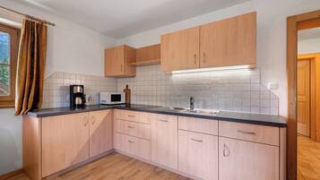 Kühlschrank, Mikrowelle, Herdplatte, Geschirrspüler