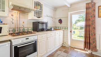 Een koelkast, een magnetron, een oven, een kookplaat