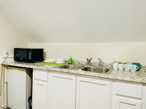 Microondas, horno y placa de cocina
