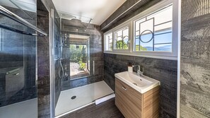 Shower, hair dryer, towels - LA LEZARDIERE DU LAC (BOURDEAU)