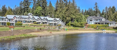 Un hôtel situé au bord d’un lac, composé de plusieurs bâtiments, doté d’un quai et d’une pelouse bien entretenue.