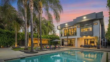 Kolam renang outdoor, dengan payung kolam renang dan kursi berjemur