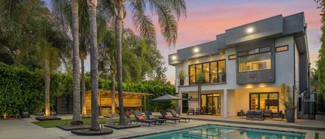 屋外プール、プール パラソル、サンラウンジャー