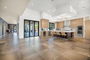 Luxury-Villa, Mehrere Betten, Poolzugang, Poolblick (Louise Modern) | Eigene Küche | Kühlschrank, Mikrowelle, Ofen, Herdplatte