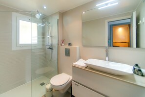 Dusche, Haartrockner, Handtücher