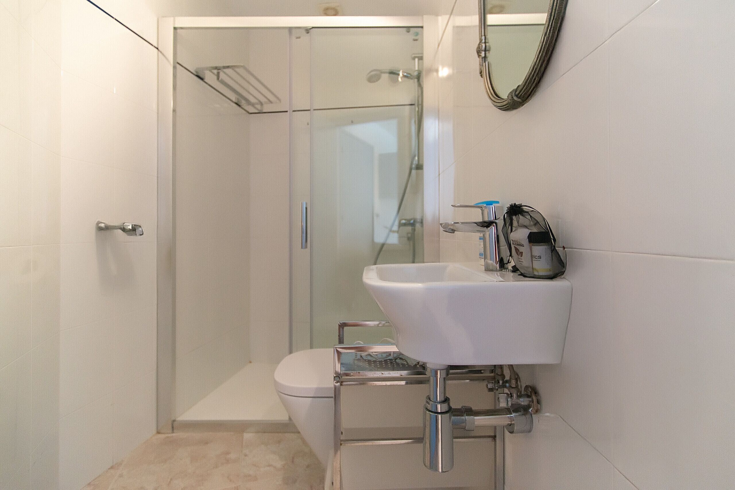 Suihku, hiustenkuivaaja, pyyhkeet, vessapaperi