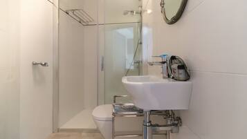 Suihku, hiustenkuivaaja, pyyhkeet, vessapaperi