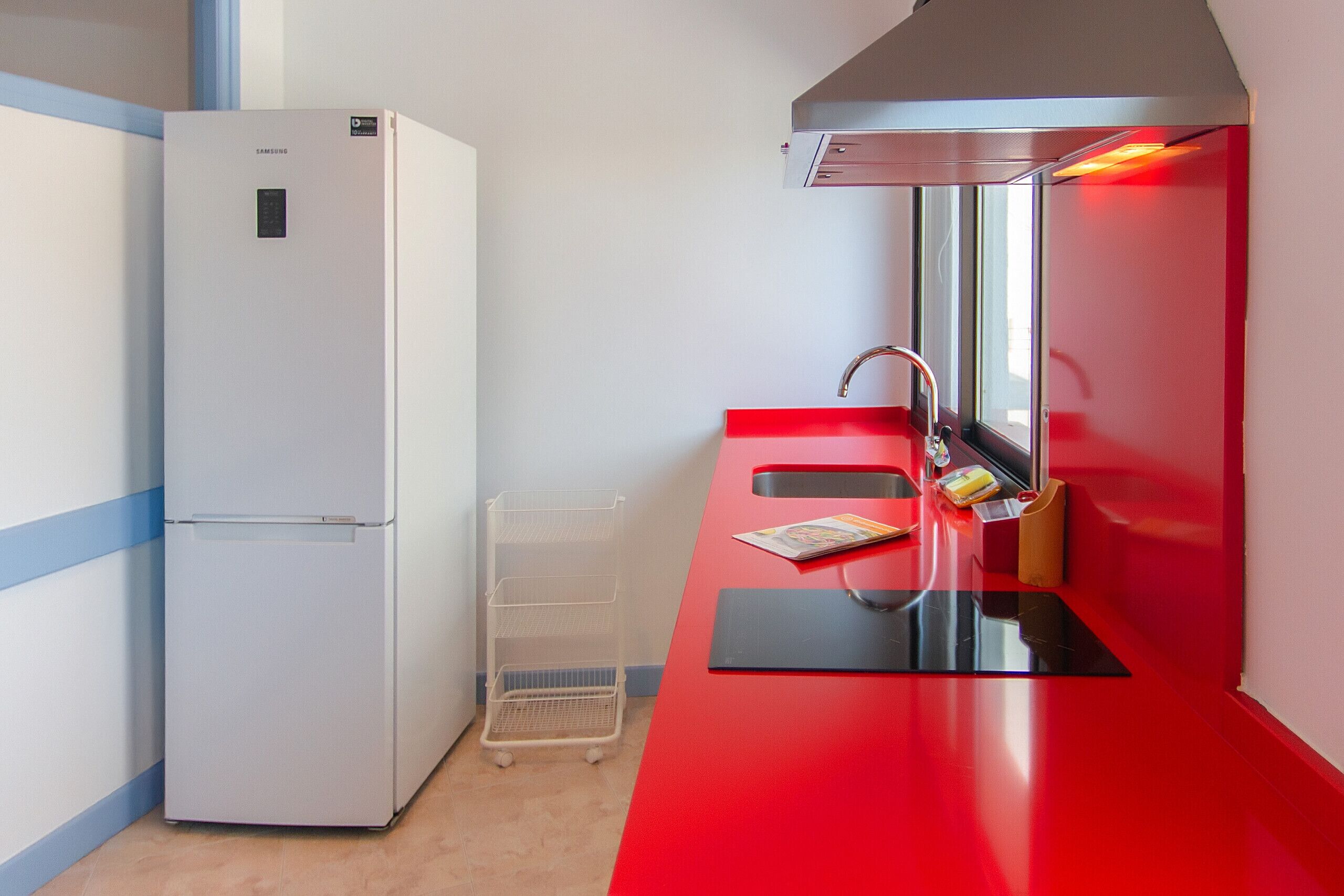 Kühlschrank, Mikrowelle, Ofen, Geschirrspüler