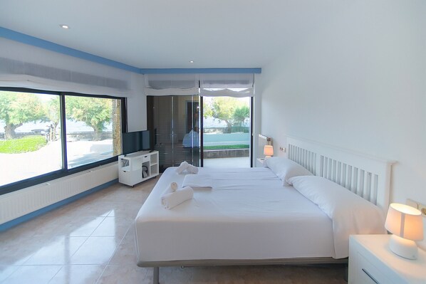 Iron/ironing board, free WiFi, bed sheets