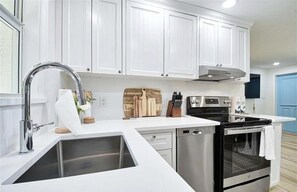 Kühlschrank, Mikrowelle, Ofen, Geschirrspüler