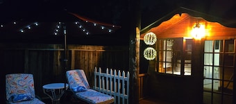 Charming 1-bedroom cottage with AC, WiFi in Danville, walkable to downtown.
