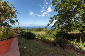 Property grounds - Villa 'Quintes' with Sea View, Private Terrace and Wi-Fi (Villaviciosa)