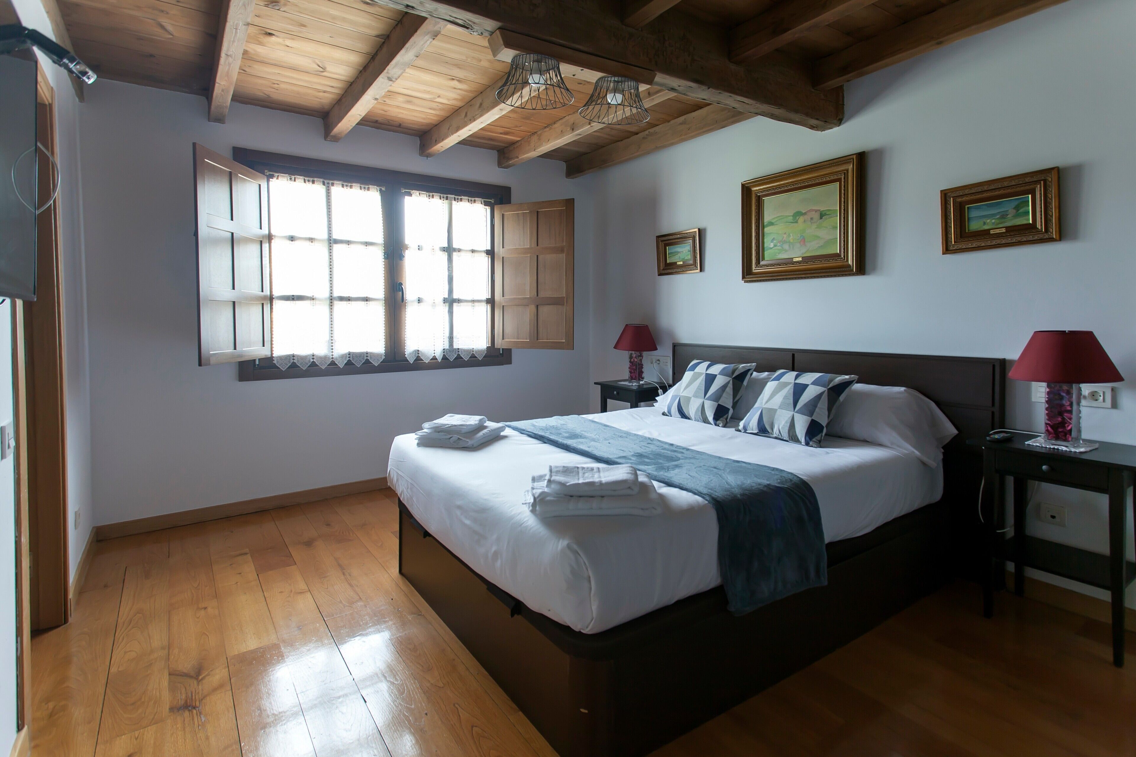 6 slaapkamers, een strijkplank/strijkijzer, gratis wifi, beddengoed