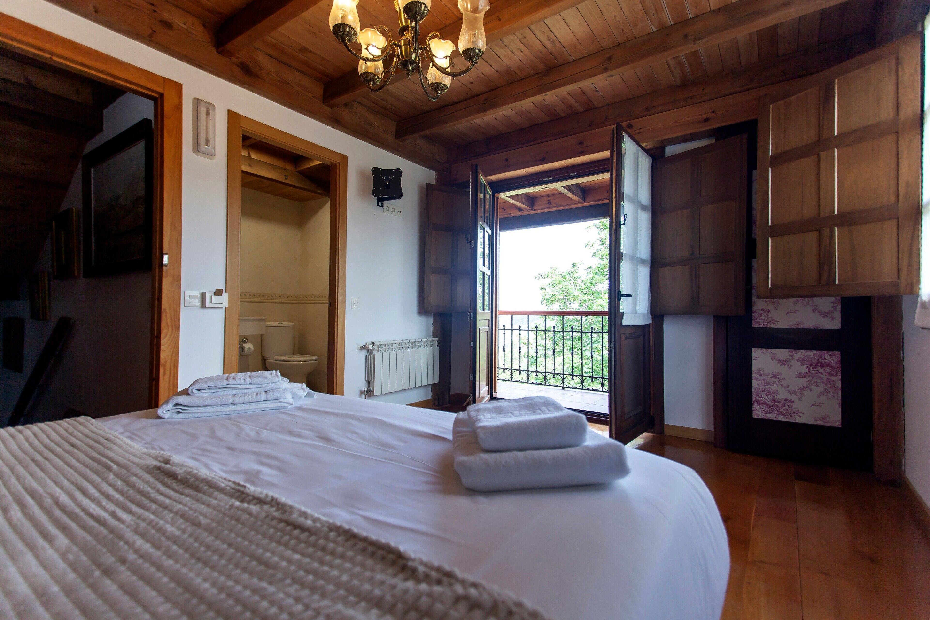 6 habitaciones, tabla de planchar con plancha y wifi gratis 