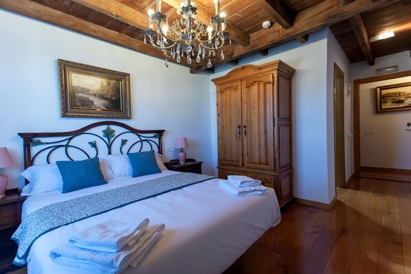 6 bedrooms, iron/ironing board, free WiFi, bed sheets