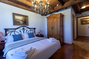 6 bedrooms, iron/ironing board, free WiFi, bed sheets