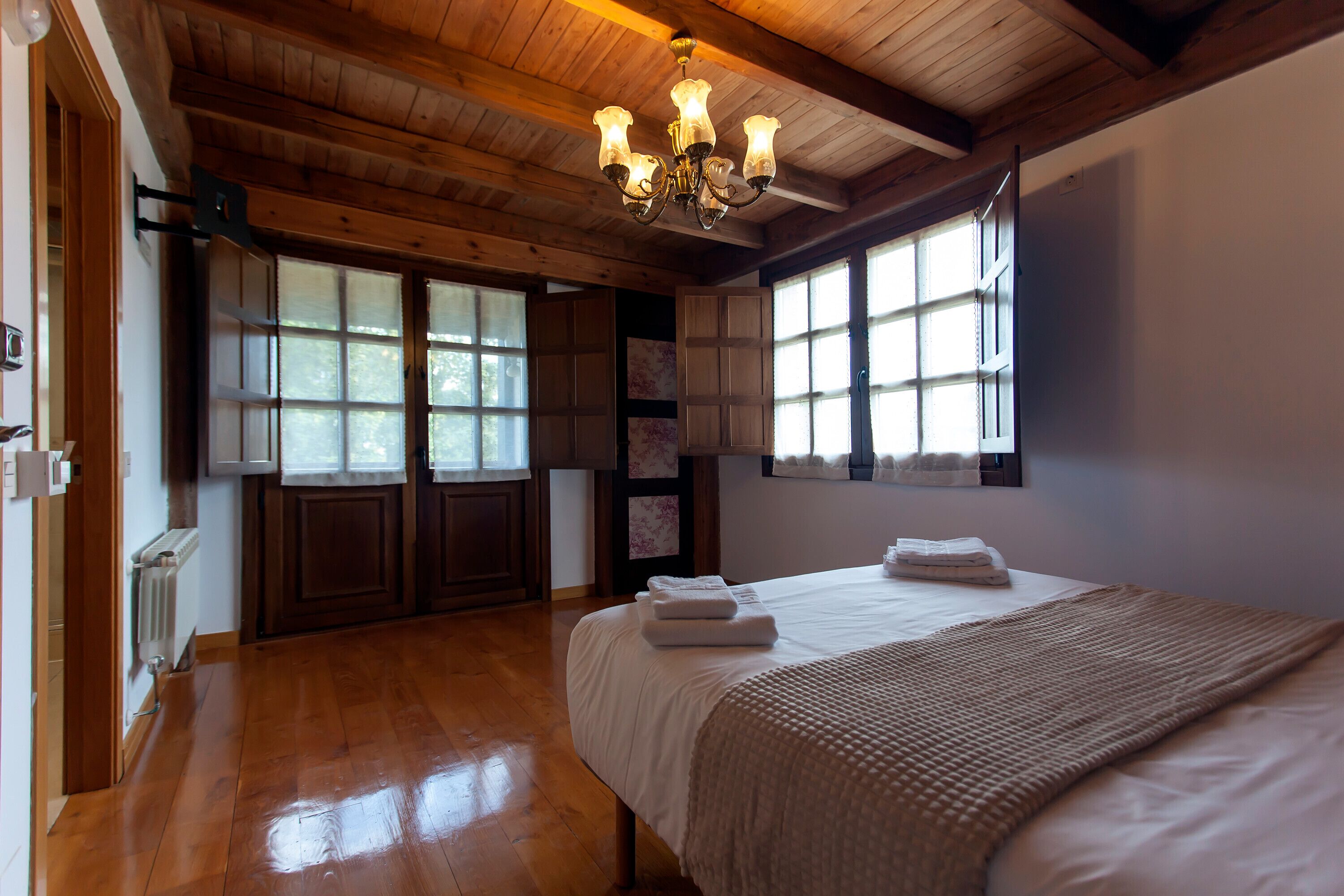 6 slaapkamers, een strijkplank/strijkijzer, gratis wifi, beddengoed