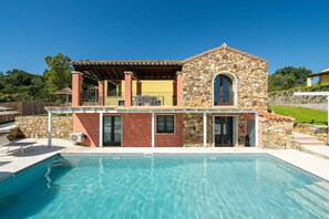 A two-story stone house with a swimming pool in front. - Villa 'Pretziosa' with Private Pool, Wi-Fi and Air Conditioning (Castiadas)