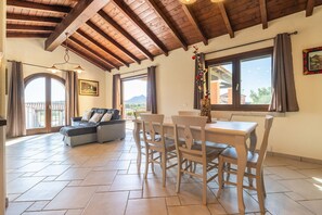 TV - Villa 'Pretziosa' with Private Pool, Wi-Fi and Air Conditioning (Castiadas)