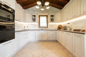 Fridge, microwave, oven, stovetop - Villa 'Pretziosa' with Private Pool, Wi-Fi and Air Conditioning (Castiadas)