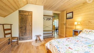 2 bedrooms, iron/ironing board, free WiFi