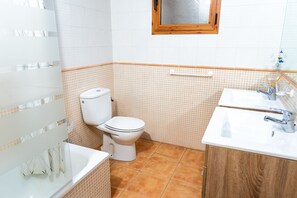 A bathroom with a toilet, sink, and mirror. - Apartment 'Tu Descanso' with Shared Pool, Wi-Fi and Air Conditioning (Alfaz del Pi)